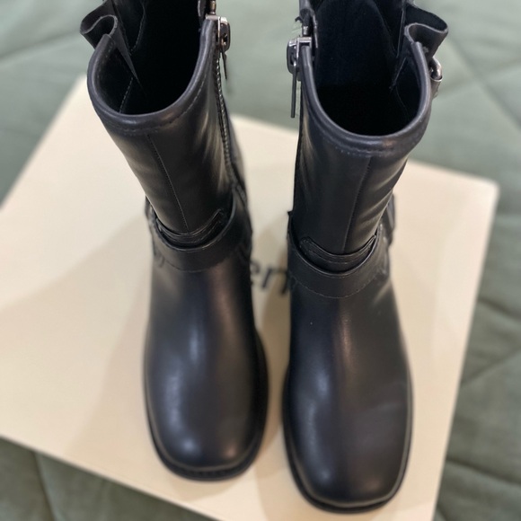 Elegant Black Leather Moto Boots - Picture 4 of 9